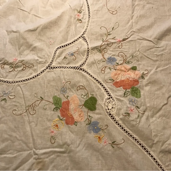 Floral Appliqué and Crotched Tablecloth - Picture 2 of 4